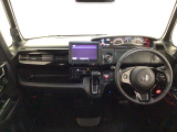 【前方視界】開放的な前方視界!運転がしやすく疲れにくいです♪窓が大きく、見通しがとっても良いおクルマですよ♪