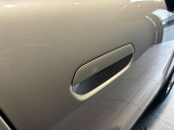 【スマートキー】お車に近づくだけでドアロック/ロック解除が可能です。