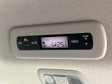 【リアオートエアコン】広い後部座席には必須の機能!風量や温度を自動で調整し前席と同様な車内環境にしてくれるリアオートエアコンを装備。夏の暑さも冬の寒さもストレスなく快適にお過ごしいただけます♪