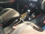 運転席周辺のスマートなレイアウトが、操作のしやすさを実現。快適なドライブをサポートします。パーキングブレーキは、使いやすいハンドタイプのサイドブレーキです。