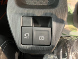 指先だけで簡単に操作が可能な電動パーキングブレーキを搭載。また、渋滞時や駐車券を取るシーンなどで便利なオートブレーキホールド機能も搭載しています。