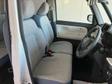 フロントベンチシートが運転席足元もゆったり、広々快適です、助手席へのウォークスルーも楽々可能ですよ☆