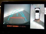 【全周囲モニター】車を上空から見下ろしたような映像をカーナビ画面に映し出し、車庫入れや縦列駐車をサポートしてくれます。