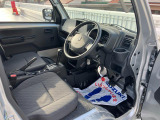 ゆとりをもって運転できる広くて快適な室内。広々ドアの開閉部で乗り降りもラクラク!さらに消毒済みなので安心ですよ!