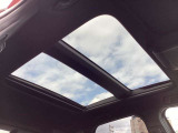 開放感あふれるパノラマサンルーフが標準装備されています。天井がガラスになっているので、車内が明るくなり、広々とした印象になりますね。
