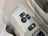 狭い駐車場で便利な電動格納ドアミラーが付いています。
