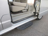 『オートサイドステップ』はスライドドアの開閉に連動して自動で出し入れします♪♪ 乗り降り時の段差がなくなり安心です♪♪ お年寄りの方にも乗り降りがしやすく安全です♪♪