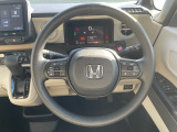 ハンドルの左にはオーディオコントロールボタンと右側にはホンダセンシング機能の設定ボタンがありハンドルを握ったまま操作が出来てラクラク♪