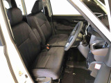 運転席の座面高さを調整できるシートリフターが付いています。フロントシートはベンチシートを採用で、座面も広く使い勝手もいいですよ♪