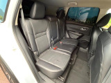 後部座席も気になるようなキズ・汚れやへたり等、大きなダメージはなく、良好な状態です。