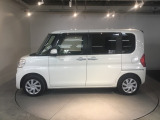狭い駐車場でも、スライドドアならチャイルドシートへのお子さまの乗降や荷物の積載もスムーズ。とても便利な【助手席側。電動スライドドア】ドアハンドを少し引くだけでリアドアが自動開閉します。