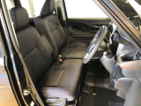 運転席の座面高さを調整できるシートリフターが付いています。フロントシートはベンチシートを採用で、座面も広く使い勝手もいいですよ♪
