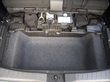 収納の容量は充分にあるラゲッジアンダーボックスです。パンク修理キットが収納されています。