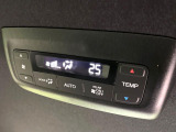 【リアオートエアコン】広い後部座席には必須の機能!風量や温度を自動で調整し前席と同様な車内環境にしてくれるリアオートエアコンを装備。夏の暑さも冬の寒さもストレスなく快適にお過ごしいただけます♪