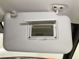【運転席サンバイザー】鏡が付いているのでメイク直しなどにも便利★
