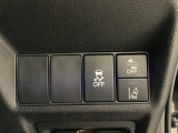 Hondaセンシング用の、VSA(ABS+TCS+横滑り抑制)解除とレーンキープアシストシステムのメインスイッチなどはハンドルの右側に装備しています。