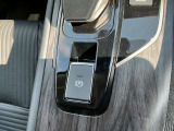 電動パーキングブレーキは、従来の足踏み式に比べ、しっかりと車をホールドしてくれるので安心です。女性の方には特に安心いただける装備です