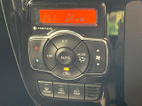 【オートエアコン】一度お好みの温度に設定すれば、車内の温度を検知し風量や温度を自動で調整。暑い&hellip;寒い&hellip;と何度もスイッチ操作をする必要はありません。快適な車内空間には必須の機能ですね♪