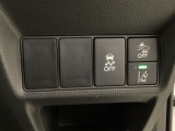 Hondaセンシング用の、VSA(ABS+TCS+横滑り抑制)解除と路外逸脱抑制機能のオンオフスイッチなどはハンドルの右側に装備しています。