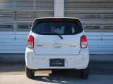 シンプルで飾らない後ろ姿に、大人の可愛らしさが宿ります。 Simple unadorned rear view houses adult cuteness.