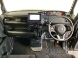 車内は光触媒抗菌消臭施工済です。スタイリッシュなデザインでスポーティなインパネ周りを演出します。グローブボックスやカップホルダーのほかにトレーなどたくさんの収納スペースが付いています。
