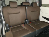 後席シートも広々としたスペースを確保しています。大人でもゆったりと座って頂けますので、大人数でのお出かけもラクラクです♪ドライブに行くのが楽しみですね♪