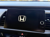 インテリアに馴染む純正ナビがついております。Honda自慢のインターナビは渋滞情報だけでなく天気情報、災害情報、安否情報など多彩な情報をご提供するHonda独自の「通信型ナビ」となっております。