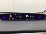 中央にデジタル表示のスピードメーターを配したハイブリット専用メーターになっています。左側のインフォメーション画面で燃費などの情報を確認できます。