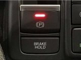 指先の操作でパーキングブレーキの「作動と解除」が行うことができる装備。ブレーキペダルから足を離しても停止し続けてくれるオートブレーキホールド機能。信号待ちなどの際には便利。ECO運転で低燃費走行♪