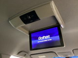 天井にリア席モニターが付いています。ナビゲーションで再生しているDVD等の映像を、後部座席の方にご覧いただくことができます。お子様にも大人気です。