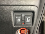 リアドアは乗り降りに便利な両側電動スライドドアです。また運転席に座っていながらスイッチ操作で自在にスライドドアを開け閉めできます。