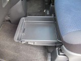 助手席下部にはサンダルなど収納可能なアンダーボックス装備しております。