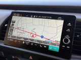 インテリアに馴染む純正ナビがついております。Honda自慢のインターナビは渋滞情報だけでなく天気情報、災害情報、安否情報など多彩な情報をご提供するHonda独自の「通信型ナビ」となっております。