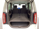 リアシートの背もたれを倒してさらに広々としたトランクスペースになります。段差も少なく荷物の出し入れもしやすくなっています。