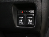 【両側電動スライド】スライドドアは両側電動スライドドアになっております。運転席からの開閉も出来、リモコンキーでも離れたところから開閉出来ますので大変便利な装備です。