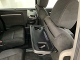 運転席・助手席の背もたれには、2列目シート用にカップホルダー付きの「格納式のシートバックテーブル」を装備しています。休憩時のちょっとした時間などカップを置いたり、小物置きに使えて便利です。