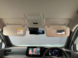 運転席のサンバイザーにはバニティーミラーも付いています。身だしなみチェックには欠かせません