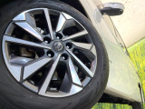 【純正アルミ16インチホイール】外観にマッチした純正アルミホイールを装着しております。各種社外アルミホイールや、スタッドレスタイヤも取扱いしております。是非ご相談ください♪