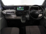 ◆視界広々で非常に運転しやすくロングドライブでも疲れを感じさせないすっきりとまとまったインパネ周りです。