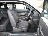 本革のような質感と、布の通気性を両立。一年中快適な特等席です。Combines leather texture and breathable cloth. Comfortable seat all year round.