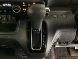 CVT車のセレクトレバーです。低速から高速まで、変速ショックのないスムーズな走りを実現するとともに、エンジン効率のよい領域を維持することで燃費にも貢献します。
