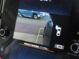 ディスプレイに、サイドカメラを通して、死角になる左フェンダー下付近が映し出されますので安心です。細い道路を走行するときに、大活躍。脱輪や大事な愛車に傷をつけることなく走行が可能。