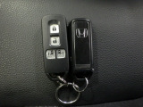 スマートキー付!キーを取り出さなくてもドアロックの施錠・開錠、エンジンの始動が出来ます!雨の日や荷物の多い日にとても便利ですね♪