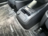 運転席足元にUSBとCタイプの充電端子があります。