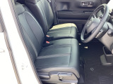 フロントシートです!!ベンチシートなので座席の移動もスムーズに出来ます!!足元も広く運転も楽ですよ!!