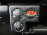 温度設定だけで後は自動制御のフルオートエアコン。電動コンプレッサー採用で、エンジン停止時にも冷房能力を維持します。