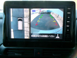 アラウンドビューモニター。空の上から見下ろすような視点でスムース駐車。