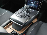 宙に浮くようなコンソール。小さなシフトが手元を上品に見せます。Floating console. Small shift makes hands look elegant.
