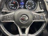 ハンドルには、アクセルペダルを踏まずに定速走行し疲労軽減に貢献するクルーズコントロールと、ハンドルから手を離さずにオーディオを操作できるので安全性がとても上がるステアリングリモコンが付いています!