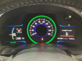 ハイブリット車専用のメーターです。中央のスピードメーターより左右のサブデスプレイで燃費や動力伝達などの情報が見れるようになっています。